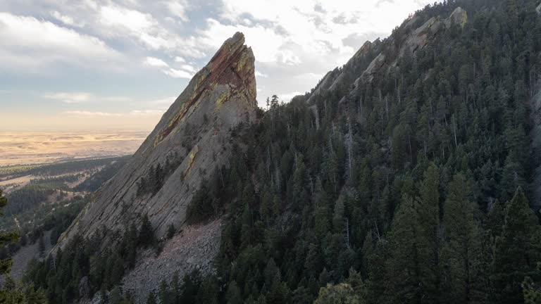 https://media.gettyimages.com/id/1468186684/video/the-flatirons-rock-formations-boulder-colorado-usa-time-lapse-sunset.jpg?b=1&s=640x640&k=20&c=aBjj8PIzoEG38q6e0YhYkG-eW7XXLvFbc3noAghjr7g=