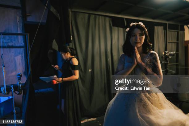 anxious female opera singer at backstage waiting to performing solo on stage - 怯場 個照片及圖片檔