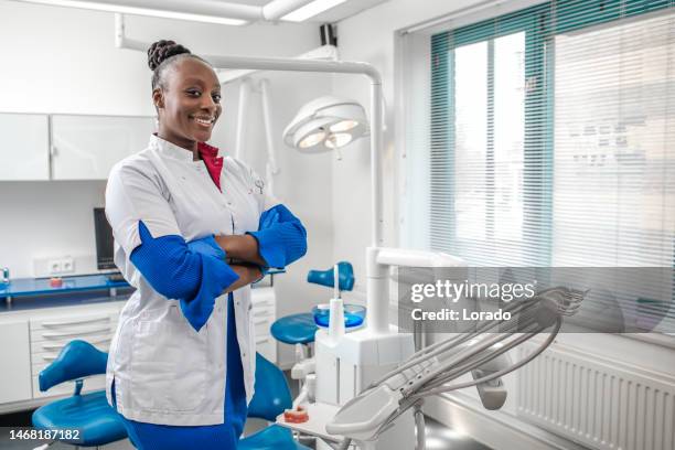 black female dentist in her surgery - tandartsassistent stockfoto's en -beelden