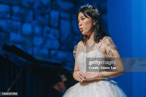 giovane cantante lirica femminile cinese che si esibisce da sola sul palco - opera lirica foto e immagini stock