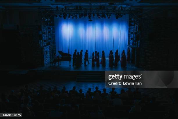 nel coro silhouette che si prepara sul palco del teatro - classical concert foto e immagini stock