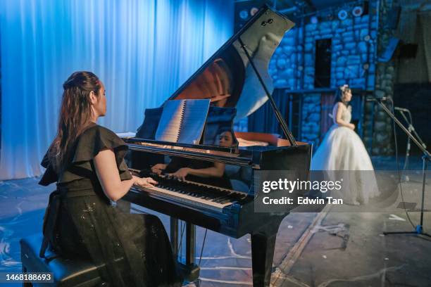 joven cantante de ópera china actuando en solitario en el escenario con pianista - soprano singer fotografías e imágenes de stock