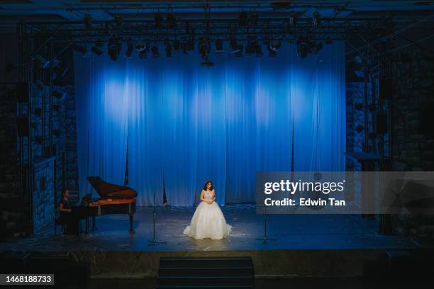 junge chinesische opernsängerin solo auf der bühne mit pianist vor publikum - opera stage stock-fotos und bilder