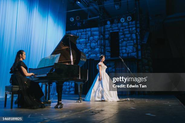 Performning Opera Young Opera Singers Photos and Premium High Res Pictures - Getty Images