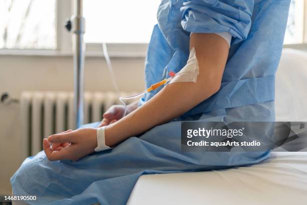 patientin i̇n krankenhauszimmer - iv infusion stock-fotos und bilder
