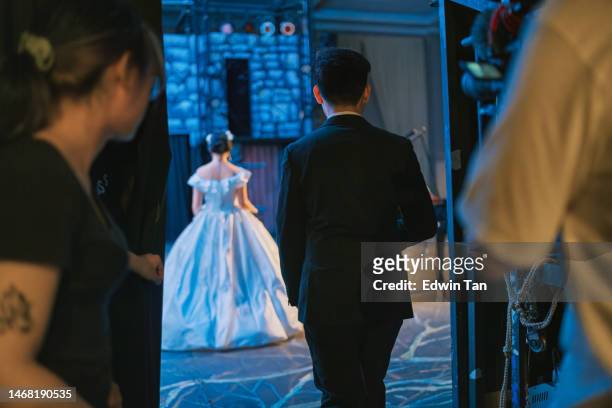 vista posteriore cantante d'opera femminile cinese al backstage che esce per esibirsi da sola sul palco - musical theater foto e immagini stock