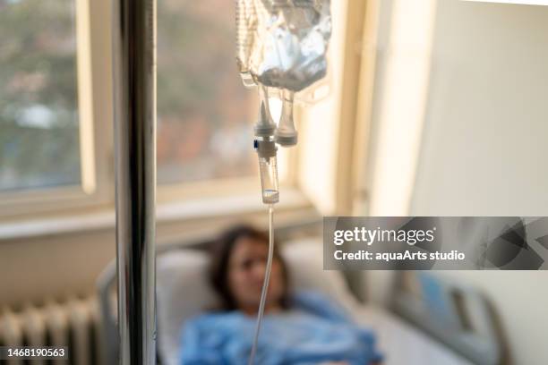 gocciolamento iv con siero - suicidio foto e immagini stock