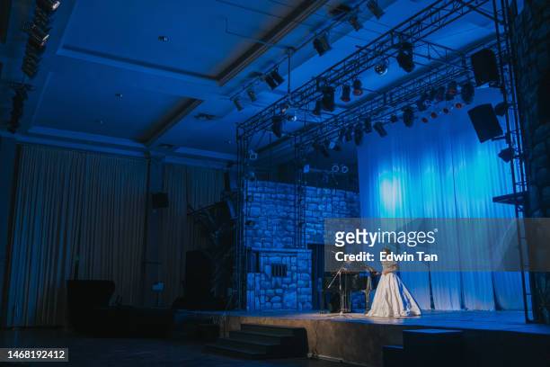 junge chinesische opernsängerin solo auf der bühne mit pianist vor publikum - musical theater stock-fotos und bilder