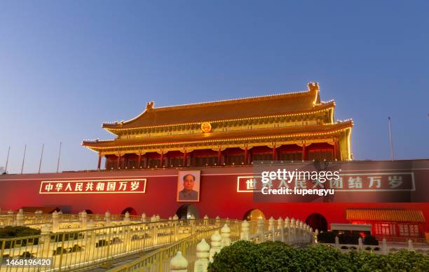 tiananmen square at dusk - banchina stock pictures, royalty-free photos & images