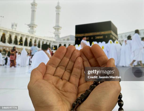 prayer sitting in the grand mosque in mecca praying - hajj stock-fotos und bilder