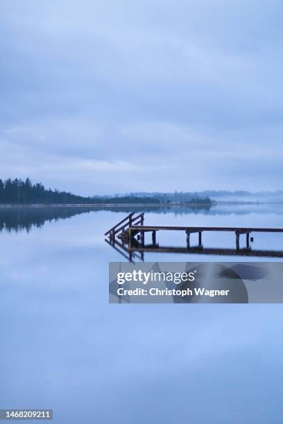 nebel und see - tirol nebel stockfoto's en -beelden