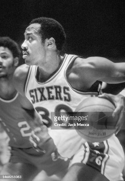 George McGinnis playing for the Philadelphia 76ers in Madison Square Garden January, 1977.