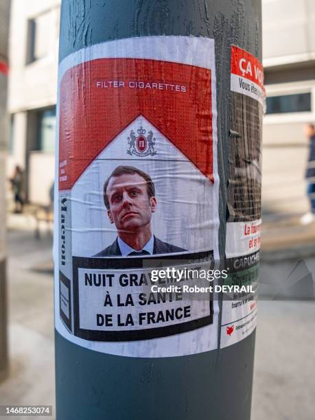 Affiche imitant un paquet de cigarettes avec une photo d'Emmanuel Macron avec inscrit "NUIT GRAVEMENT A LA SANTÉ DE LA FRANCE" lors de la quatrième...