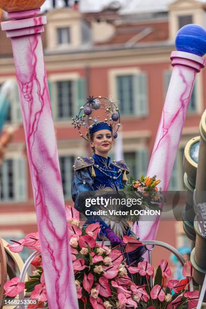 Jeune femme avec un déguisement lors du défilé des 150 ans du carnaval de Nice le 18 février 2023.