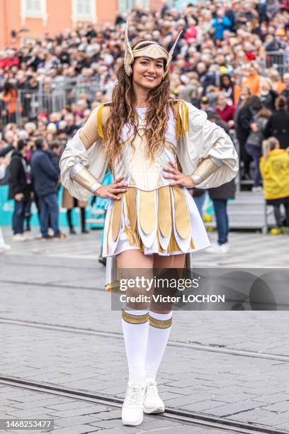 Jeune femme avec un déguisement lors du défilé des 150 ans du carnaval de Nice le 18 février 2023.