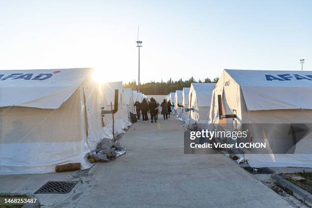 Tentes d'un camp de réfugiés "Earthquake Humanitarian Aid Campaign" sur un parking à Adana en Turquie le 11 février 2023.