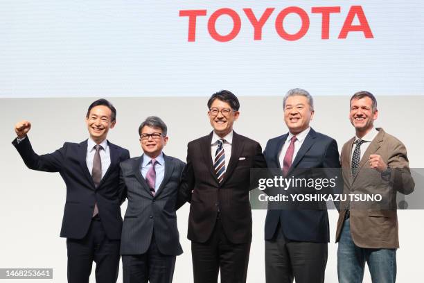 Les nouveaux dirigeants de Toyota Motor le directeur des produits Kazuki Shingo, le vice-président exécutif Yoichi Miyazaki, le PDG Koji Sato, le...