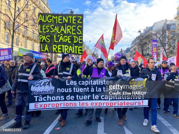 Manifestants "Sud Industrie" avec une banderole "Augmentez les salaires pas l'âge de la retraite" et "Les capitalistes nous tuent à la tâche !...