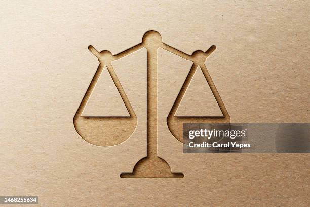 justice balance in papercut style - waage der gerechtigkeit stock-fotos und bilder