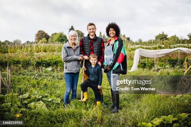 portrait of organic farming family - agriculteur local photos et images de collection