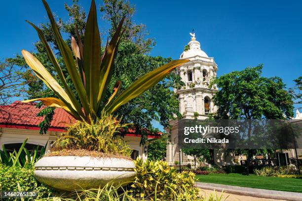 piazza di burgos e campanile a vigan, luzon, filippine - old manila foto e immagini stock