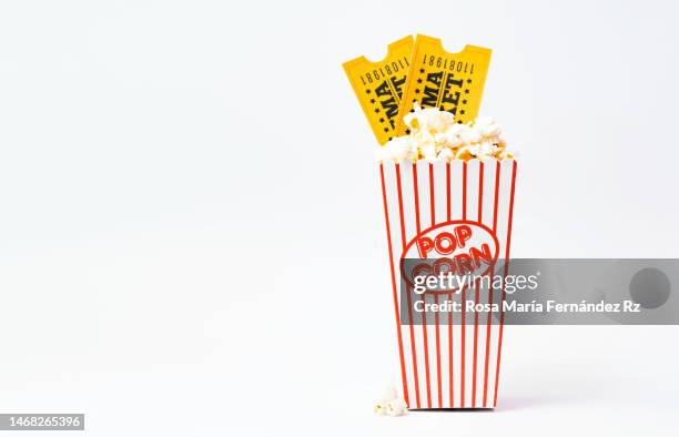 bucket of popcorn with cinema tickeds - entrada de cine fotografías e imágenes de stock
