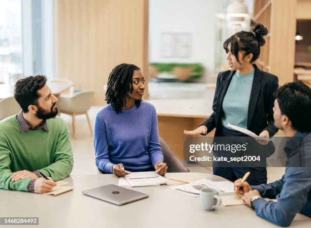 cómo persuadir e influir en las personas - persuasión fotografías e imágenes de stock