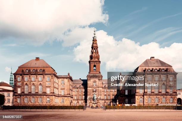 christiansborg palace on a sunny day, copenhagen, denmark - christiansborg - fotografias e filmes do acervo