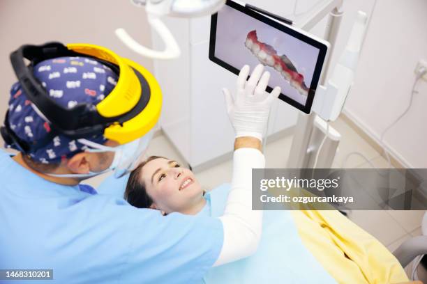el dentista escanea los dientes del paciente con un escáner 3d. - radiologia dental fotografías e imágenes de stock