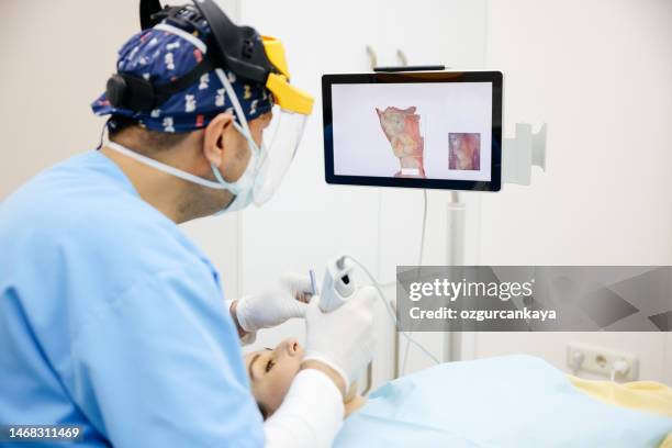 el dentista escanea los dientes del paciente con un escáner 3d. - radiologia dental fotografías e imágenes de stock