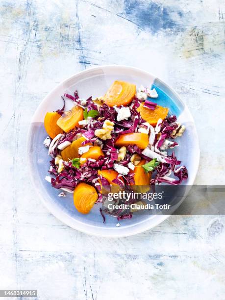 radicchio salad with persimmon, blue cheese, and walnuts on multicolored background - couve rouxa imagens e fotografias de stock