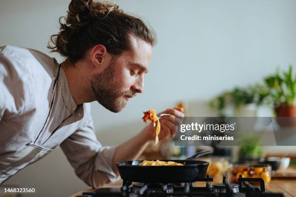 dégustation de pâtes par le chef avec des légumes frais - gouter photos et images de collection