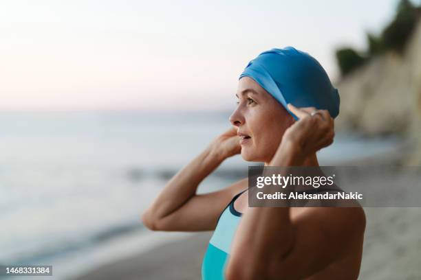 preparación para la natación - gorro-de-baño fotografías e imágenes de stock
