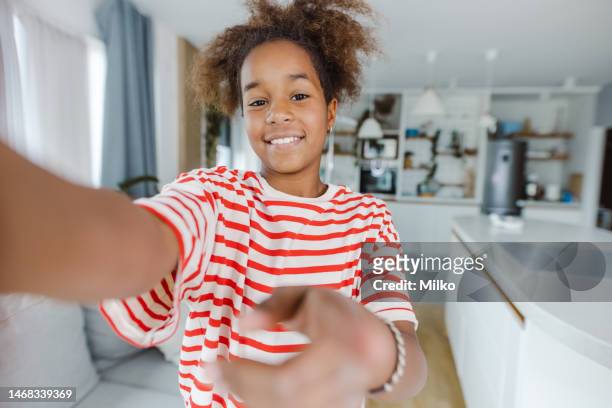 teenage girl talking on a video call and looking at the camera - teen doing filming imagens e fotografias de stock