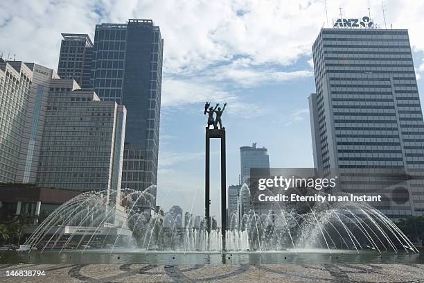 welcome monument roundabout at jalan thamrin - jalan thamrin stock pictures, royalty-free photos & images