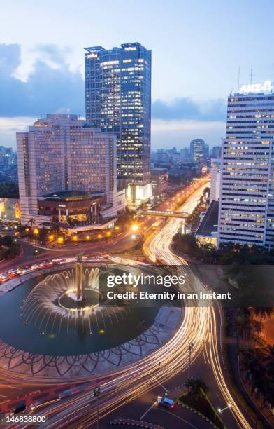 welcome monument roundabout jalan thamrin - jalan thamrin stock pictures, royalty-free photos & images