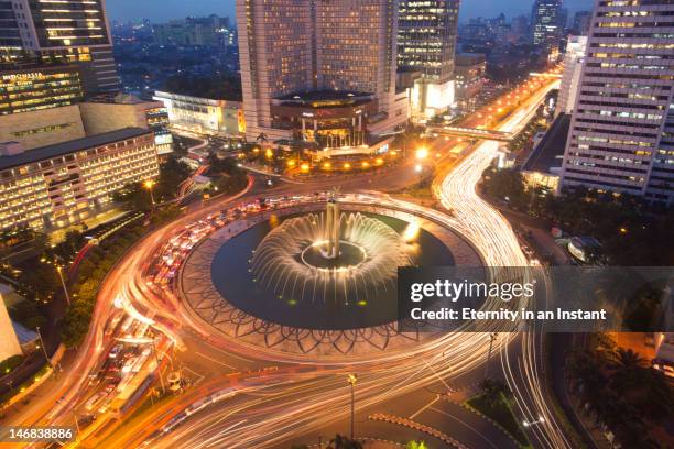 welcome monument roundabout at jalan thamrin - jalan thamrin stock pictures, royalty-free photos & images