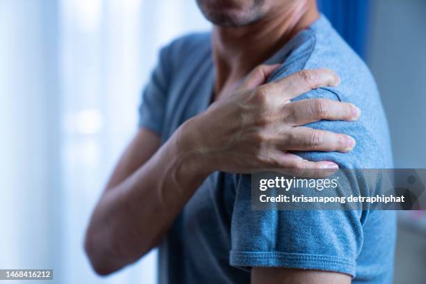shoulder pain - over shoulder man stockfoto's en -beelden