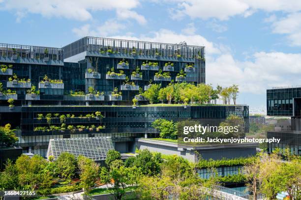 green building - vertical garden skyscraper stock-fotos und bilder