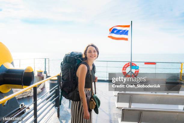 frau mit rucksack reist mit fähre - fähre stock-fotos und bilder