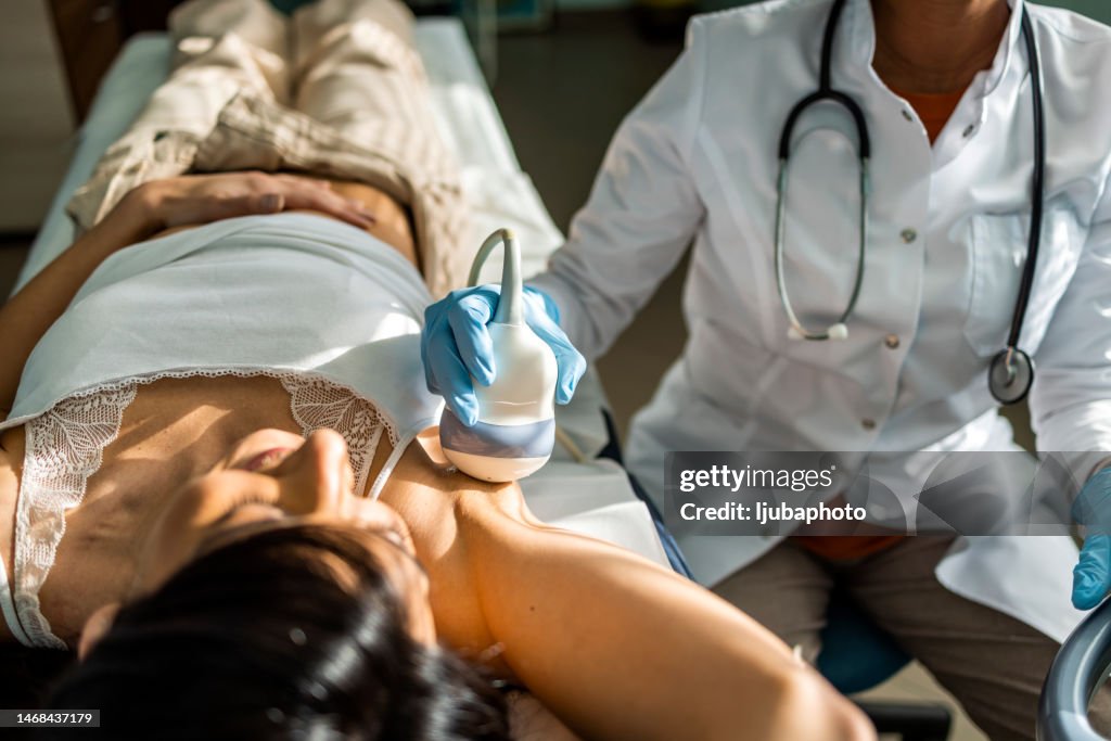 Enfermera haciendo un examen de los senos