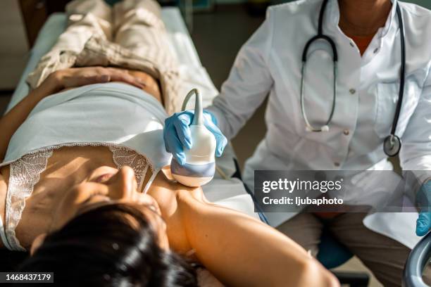 enfermera haciendo un examen de los senos - seno fotografías e imágenes de stock