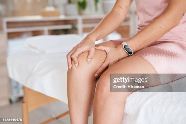 mains blessées au genou et lit de physiothérapie pour la santé, le bien-être ou la récupération pour la douleur ligamentaire. femme, consultation de physiothérapeute ou massage pour les jambes arthritiques, d’urgence ou coup de main pour prendre s - knee length photos et images de collection