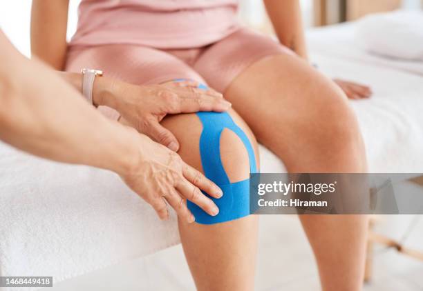 lesión de rodilla, fisioterapia y rehabilitación con una mujer en un consultorio de fisioterapeuta para la recuperación. healthcarem fisioterapia y flejado con una paciente femenina en una cama para movilidad física - knee length fotografías e imágenes de stock