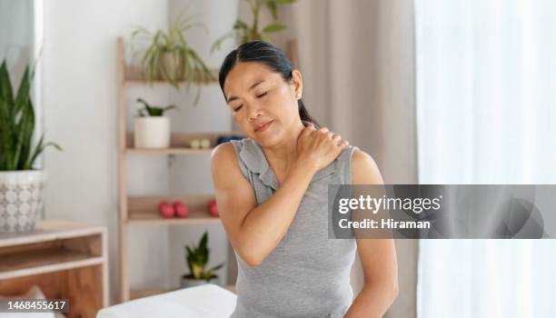 maturo, donna e dolore alla spalla in un soggiorno con lesioni, muscoli o sofferenza con infiammazione. dolore alla colonna vertebrale, al collo o al braccio per la signora nella sua casa con artrite, osteoporosi o tensione da stress - a spalle scoperte foto e immagini stock