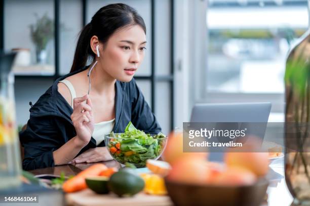 ノートパソコンでビデオ通話で話す健康なアジア人女性の接写、側面図 - 若い女性 日本人 顔 ストックフォトと画像
