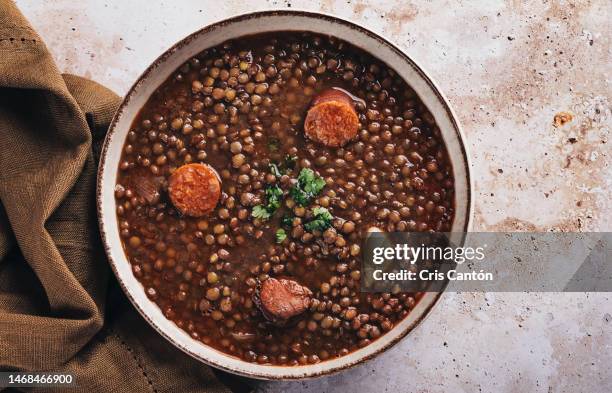 lentils soup with chorizo - chorizo - fotografias e filmes do acervo