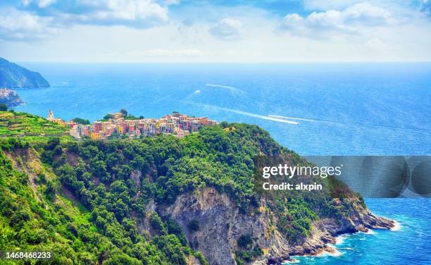 ciudad de corniglia en cinque terre, italia - mar de liguria fotografías e imágenes de stock