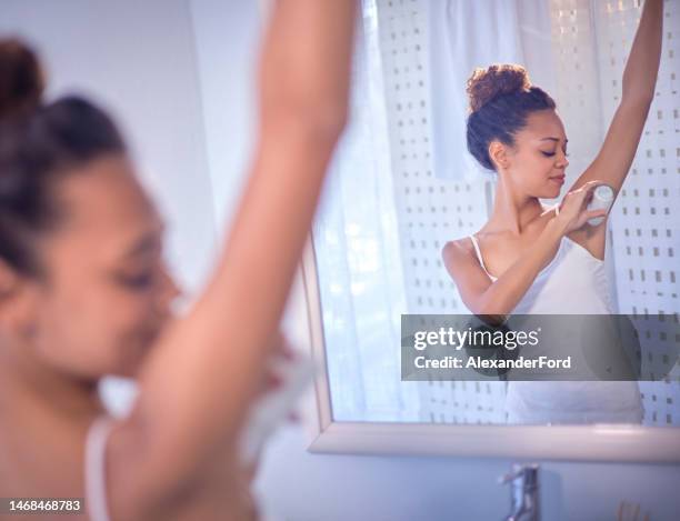 produkt, achselhöhle oder mädchen mit deodorant im badezimmer für selbstpflege, schönheit oder pflege morgenroutine. körperpflegemodell, spiegel oder frau mit roll on oder natürlichem parfüm für frische oder saubere achselhöhlen - deo frau badezimmer stock-fotos und bilder