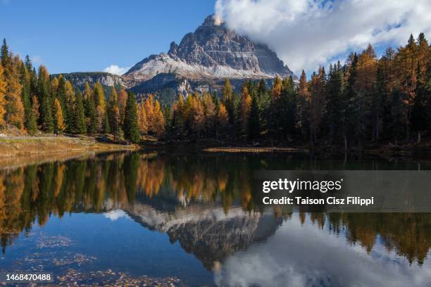 reflections at the lago d'antorno in the dolomites - gaia filippi stock pictures, royalty-free photos & images